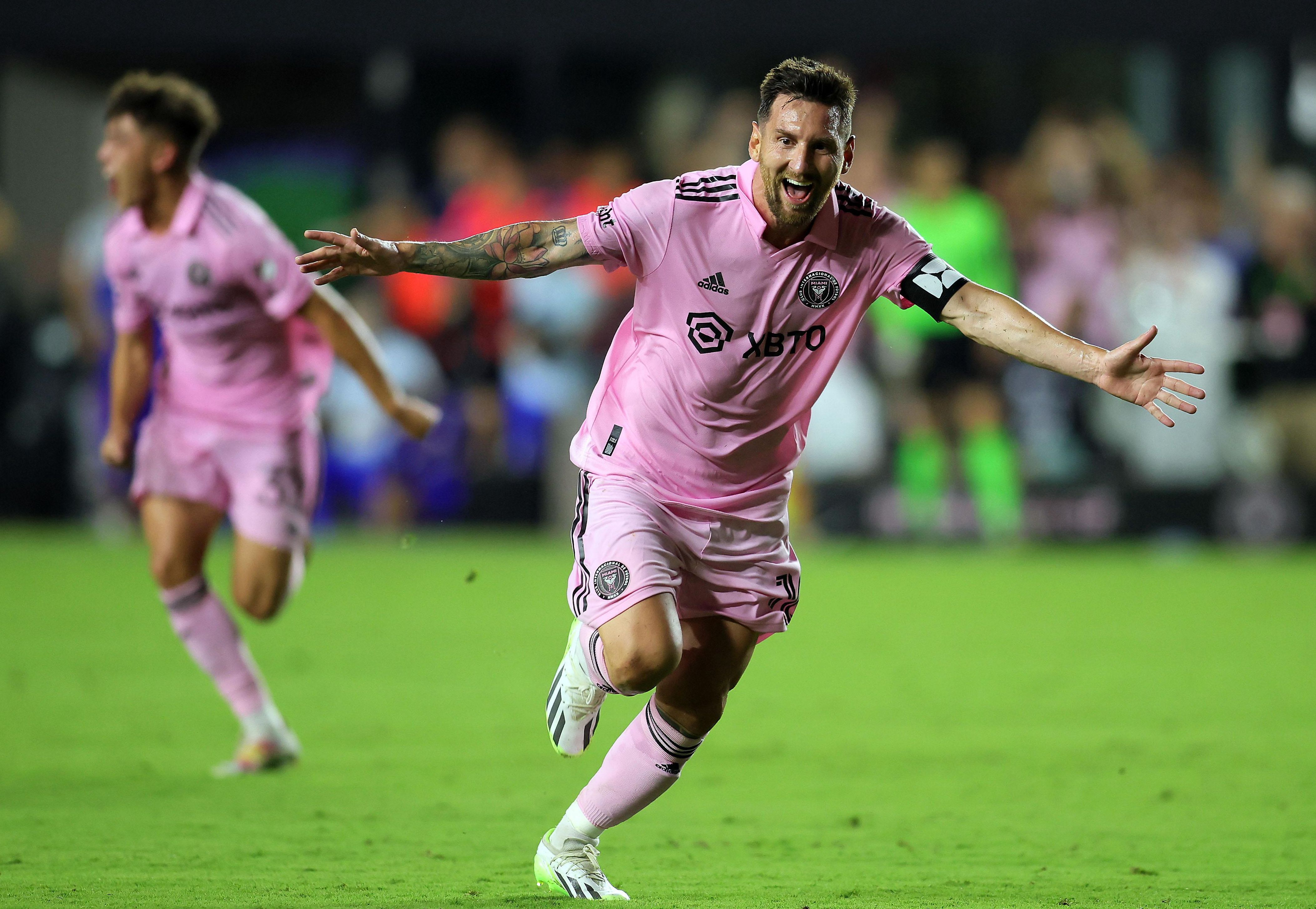 亚云-包含重返赛场首场状态出色，独行侠观众沸腾！，梅西重返赛场比赛高潮迭起的词条