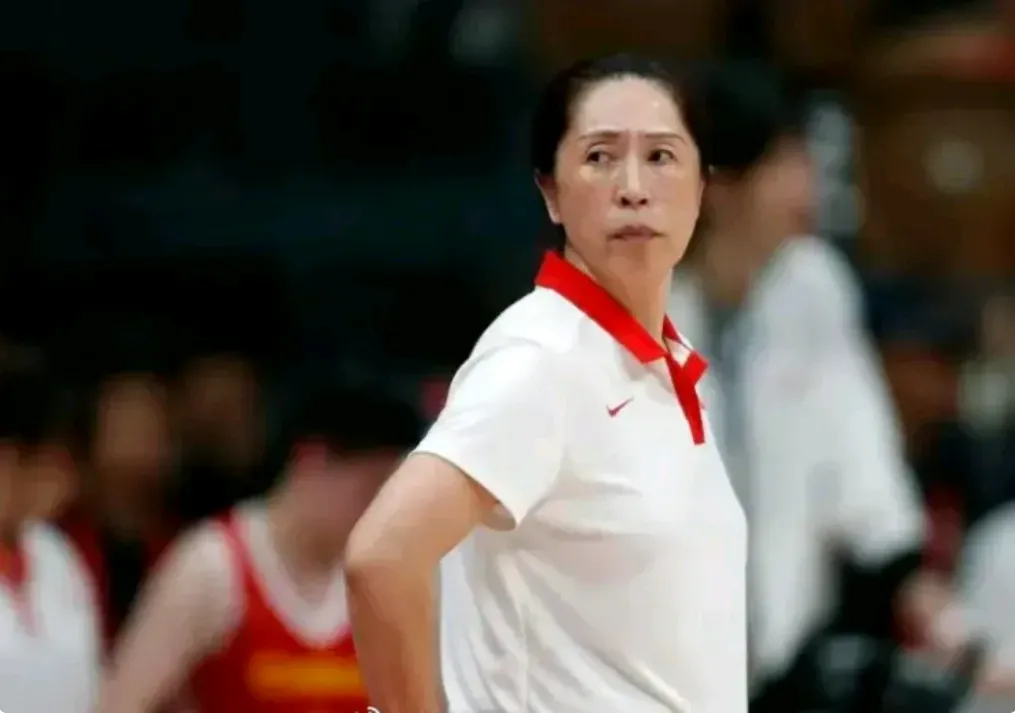 赛前尼斯调整名单以备德甲，扳平良机环节打磨，质疑声仍在，临场指挥获称赞的简单介绍